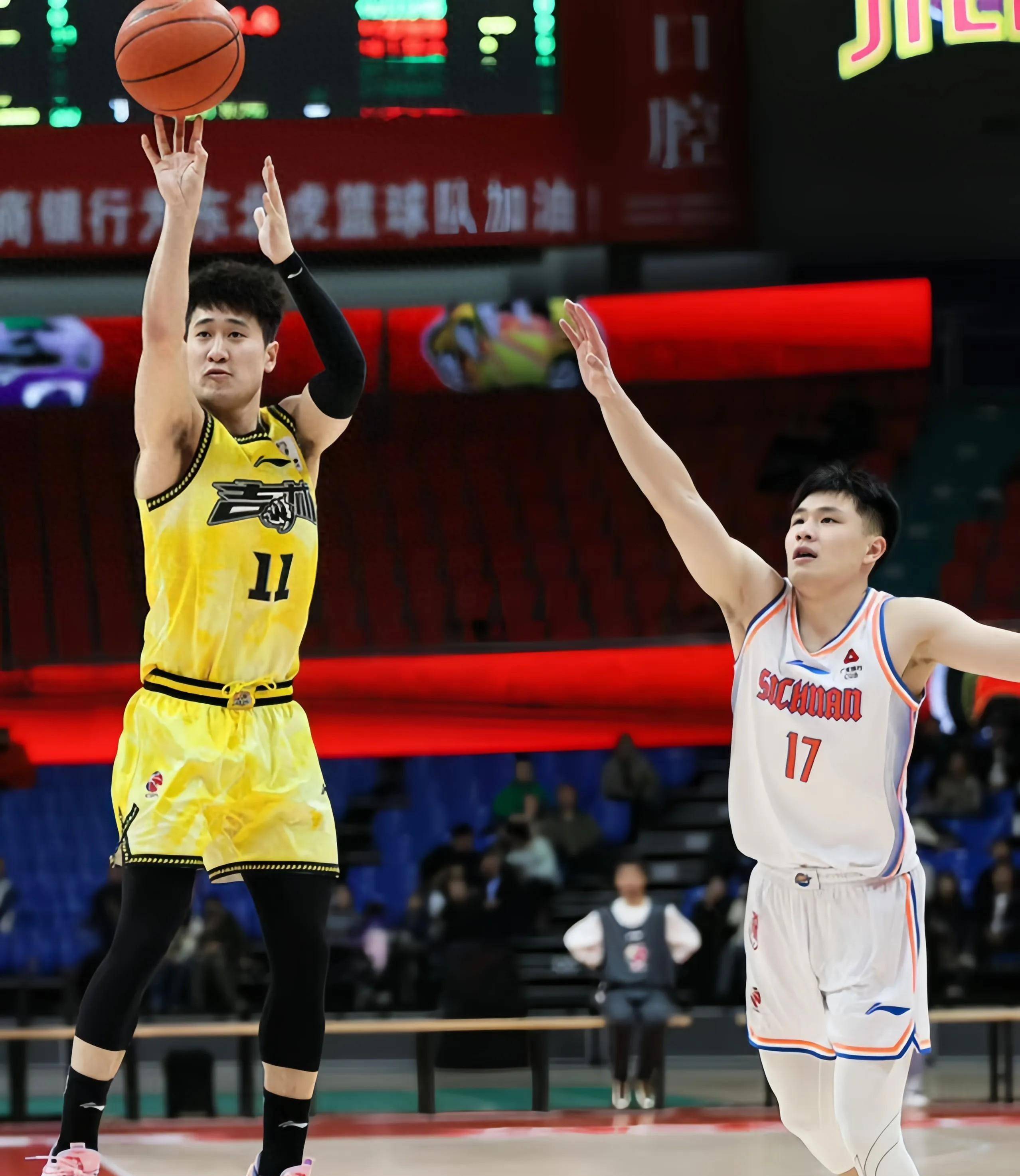 吉林队成为本场最大亮点，CBA季后赛瞬间破防，救主