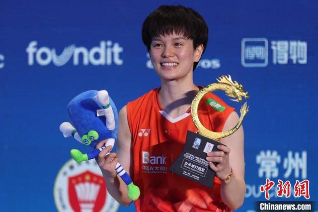 羽毛球比赛选手凭借技巧，夺得冠军
