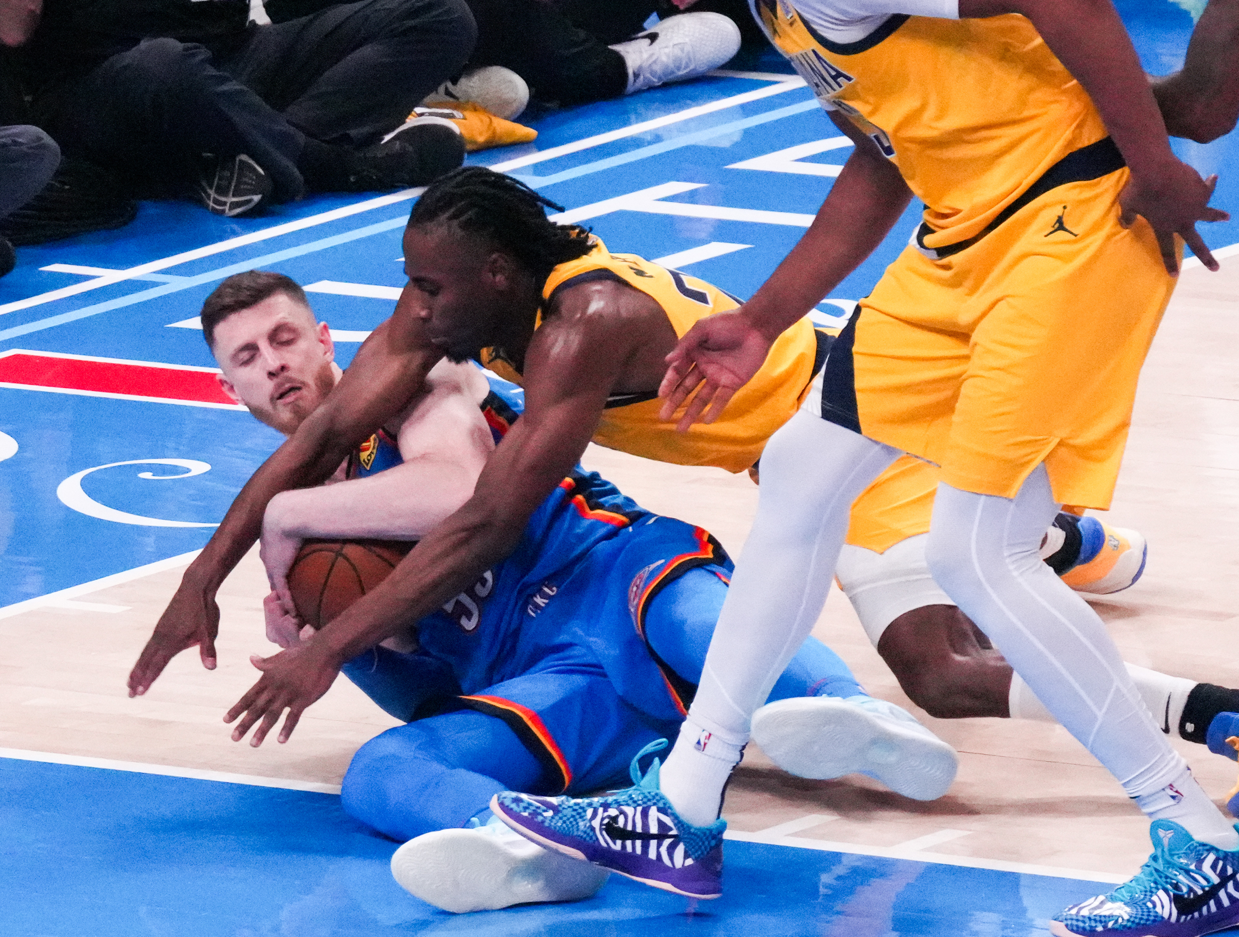 热辣篮球战!球员们努力奋战争夺冠军 热辣篮球战!球员们努力奋战争夺冠军