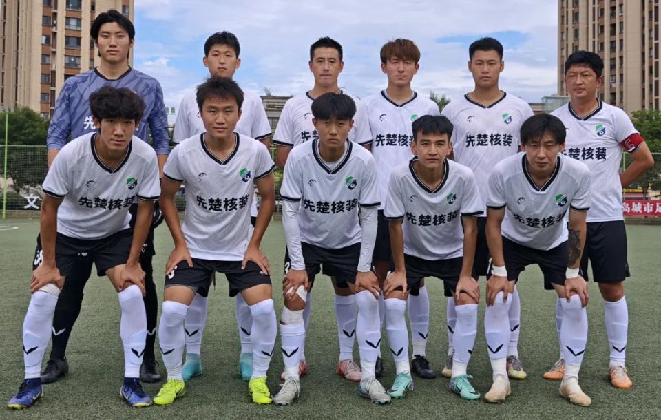 青岛黄海队员合作默契，力克对手