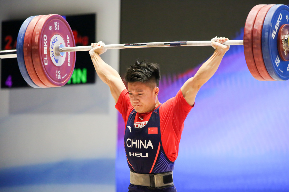 举重比赛中，选手意气风发胜利在望