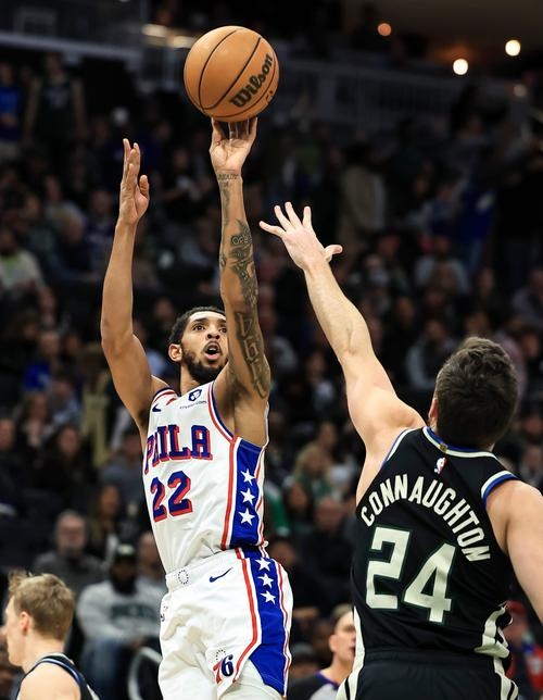 包含雄鹿大胜76人，安特托孔波继续领军的词条